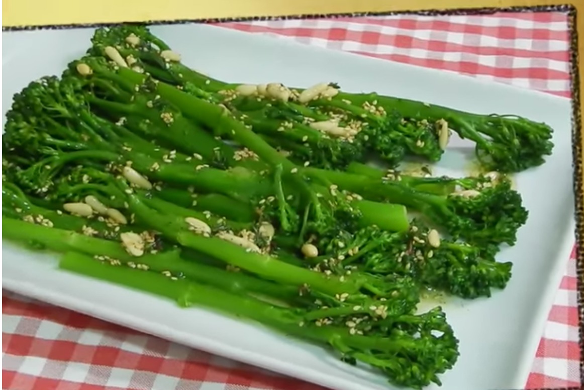 Bimi a la vinagreta con caballa en escabeche  y pan tipo wasa